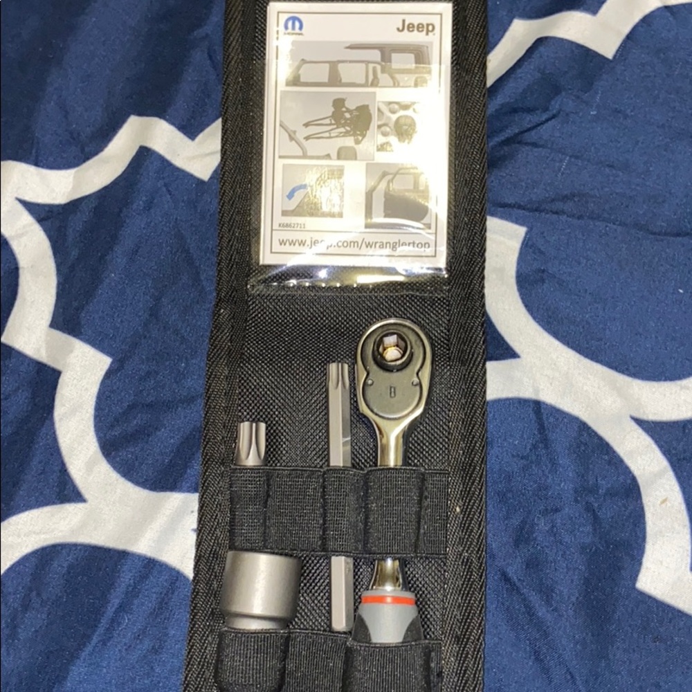 4-piece Universal Jeep Wrangler tool kit.